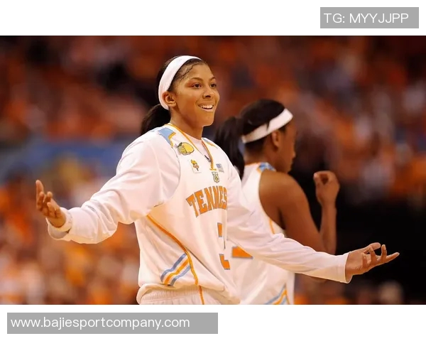 WNBA球星里斯携维密内衣展现完美身材引发时尚热潮